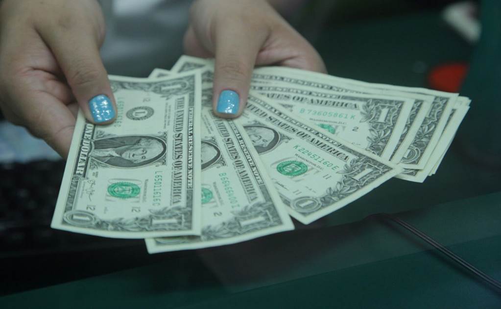 Precio del dólar abre la semana a la baja en 18.02 pesos al mayoreo