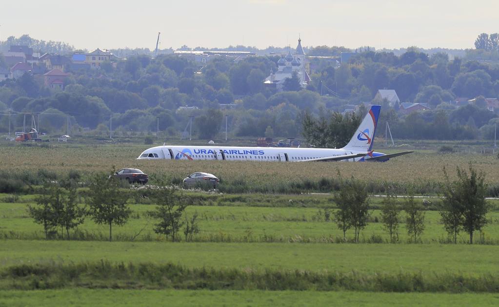 Avión de Rusia realiza aterrizaje de emergencia en un campo de maíz