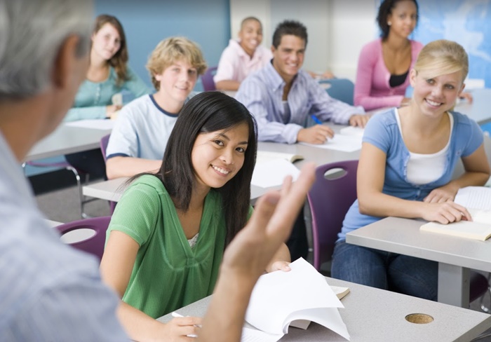 Ofrecen beca de verano para alumnos de preparatoria en Chicago  