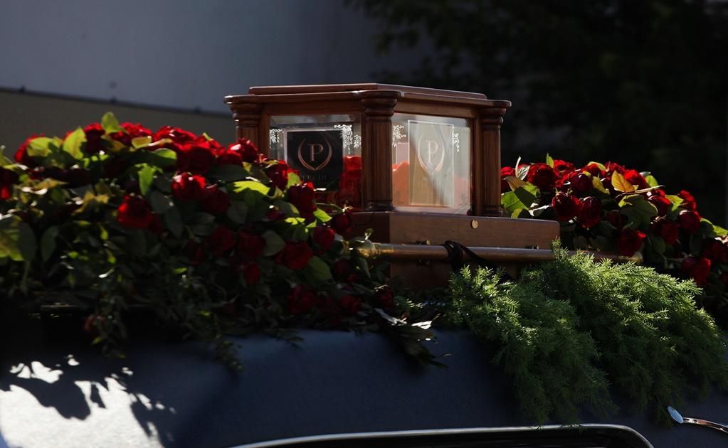 Juan Gabriel's ashes arrive in Mexico City 