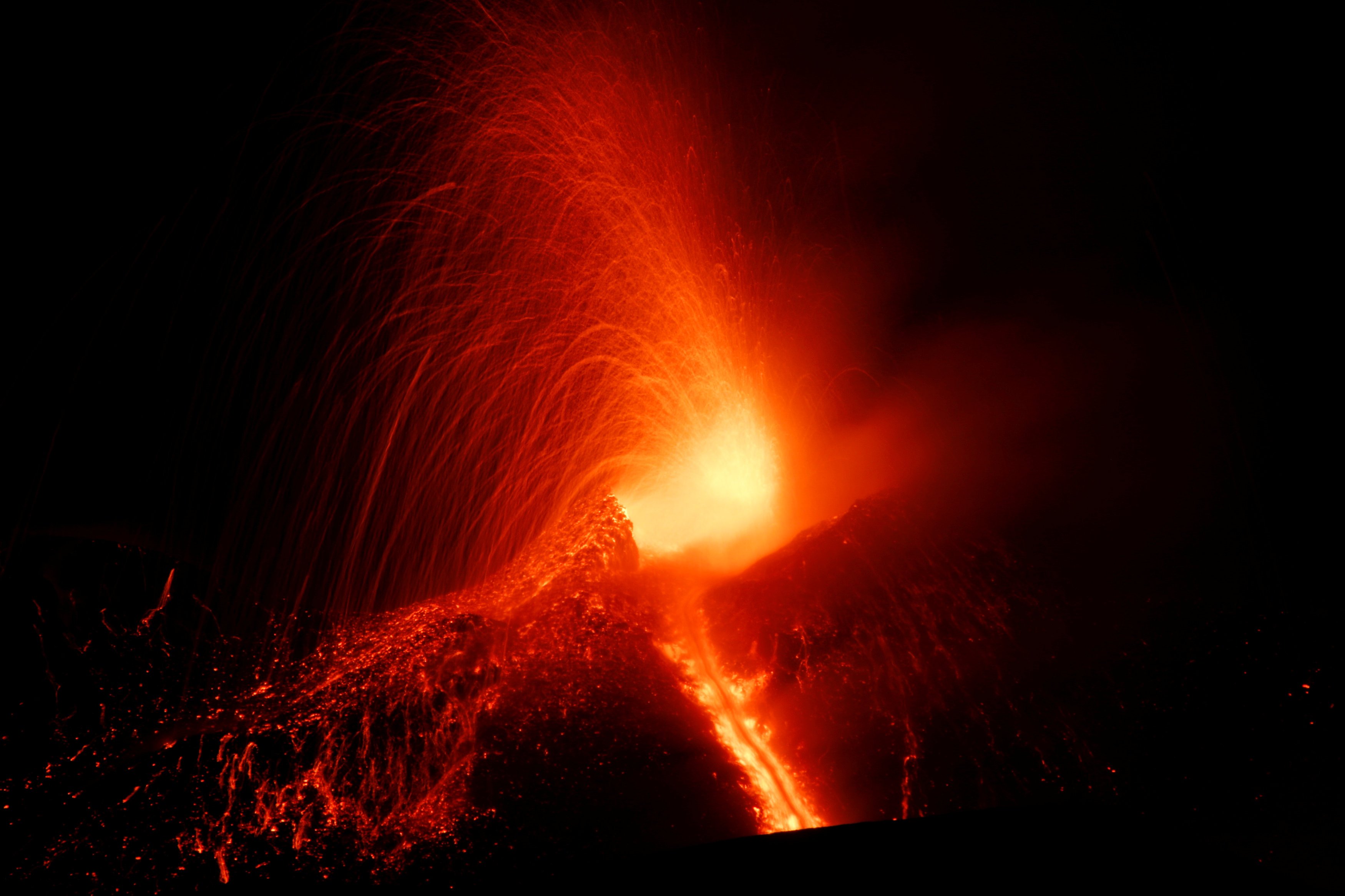 Etna, el volcán activo más alto de Europa, entra en erupción