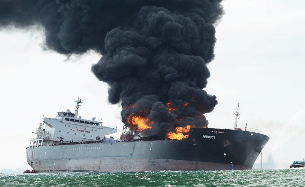 Remolcan buque Burgos que se incendió en Veracruz 