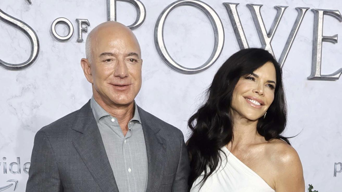 Jeff Bezos aparece muy elegante y fortachón en la premiere de "El Señor de los Anillos: los Anillos de Poder"
