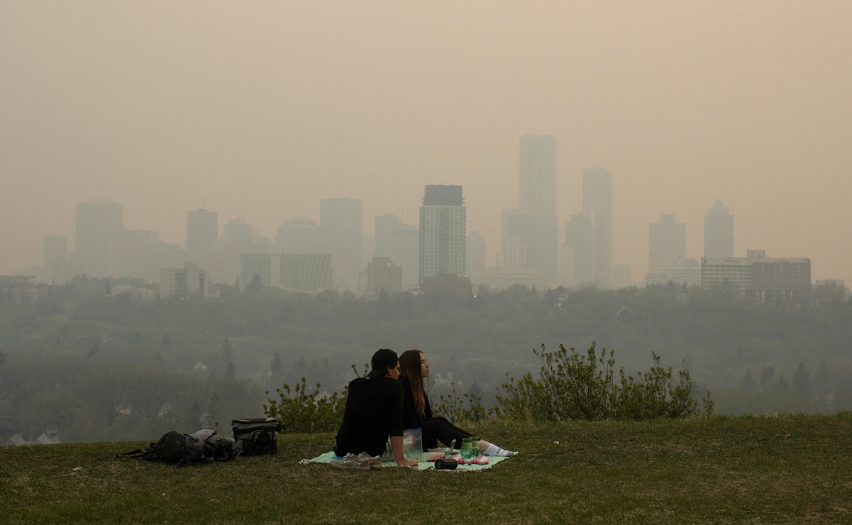 Evacúan a miles en el oeste de Canadá por fuertes incendios forestales