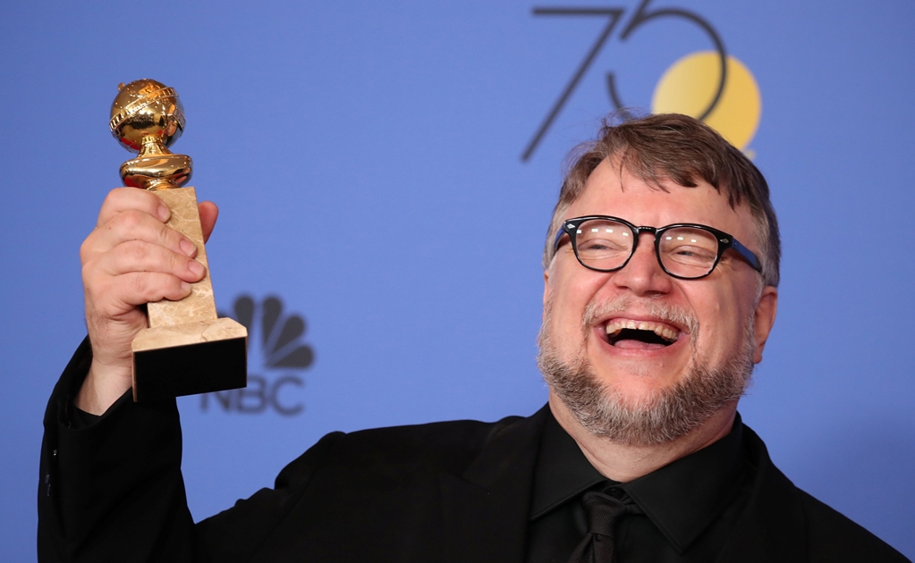 Guillermo del Toro celebra con hamburguesa su Globo de Oro