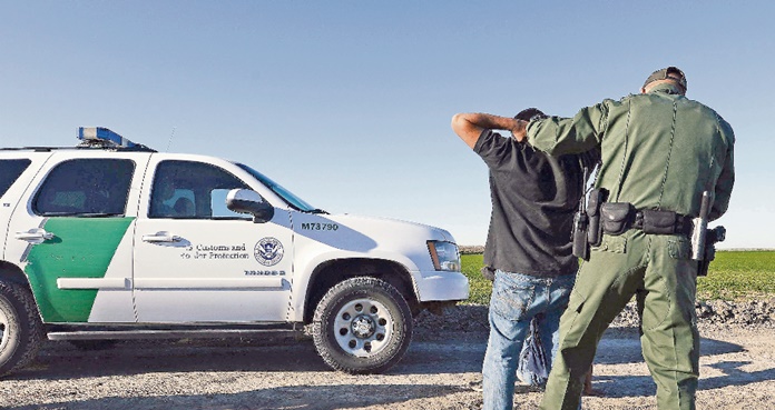 Alistan ley que obligaría a sheriffs de Carolina del Norte detener a inmigrantes