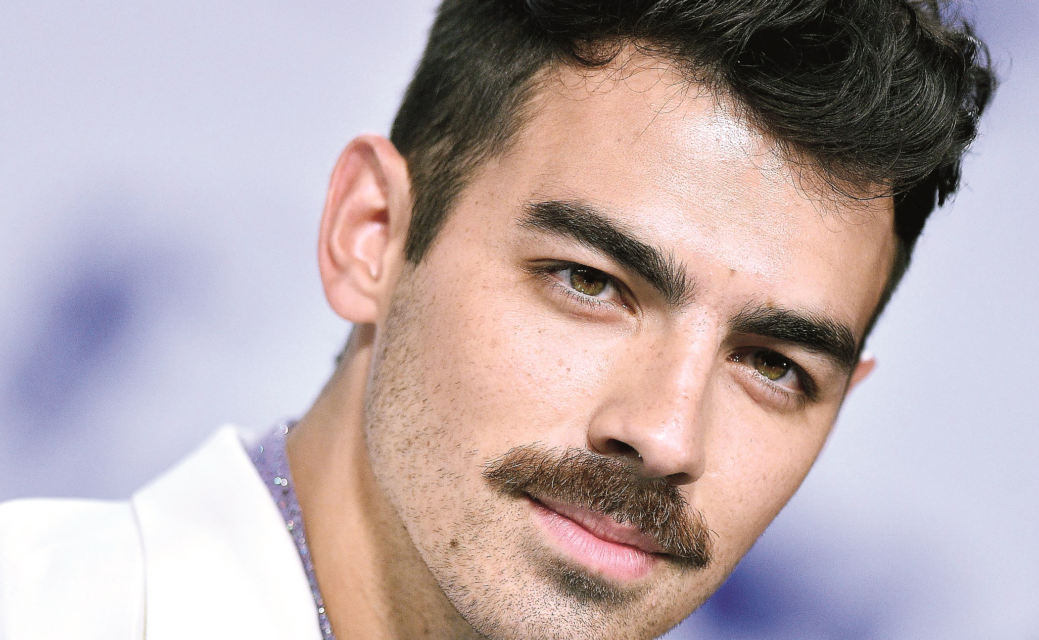 El bigote de Joe Jonas causa revuelo