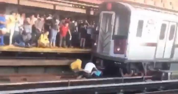 Padre se arroja con su hija de 5 años frente a Metro de Nueva York