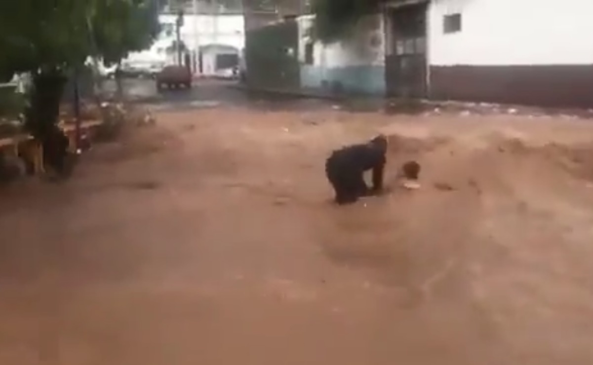 Policías rescatan a hombre arrastrado por corriente de agua en Sonora
