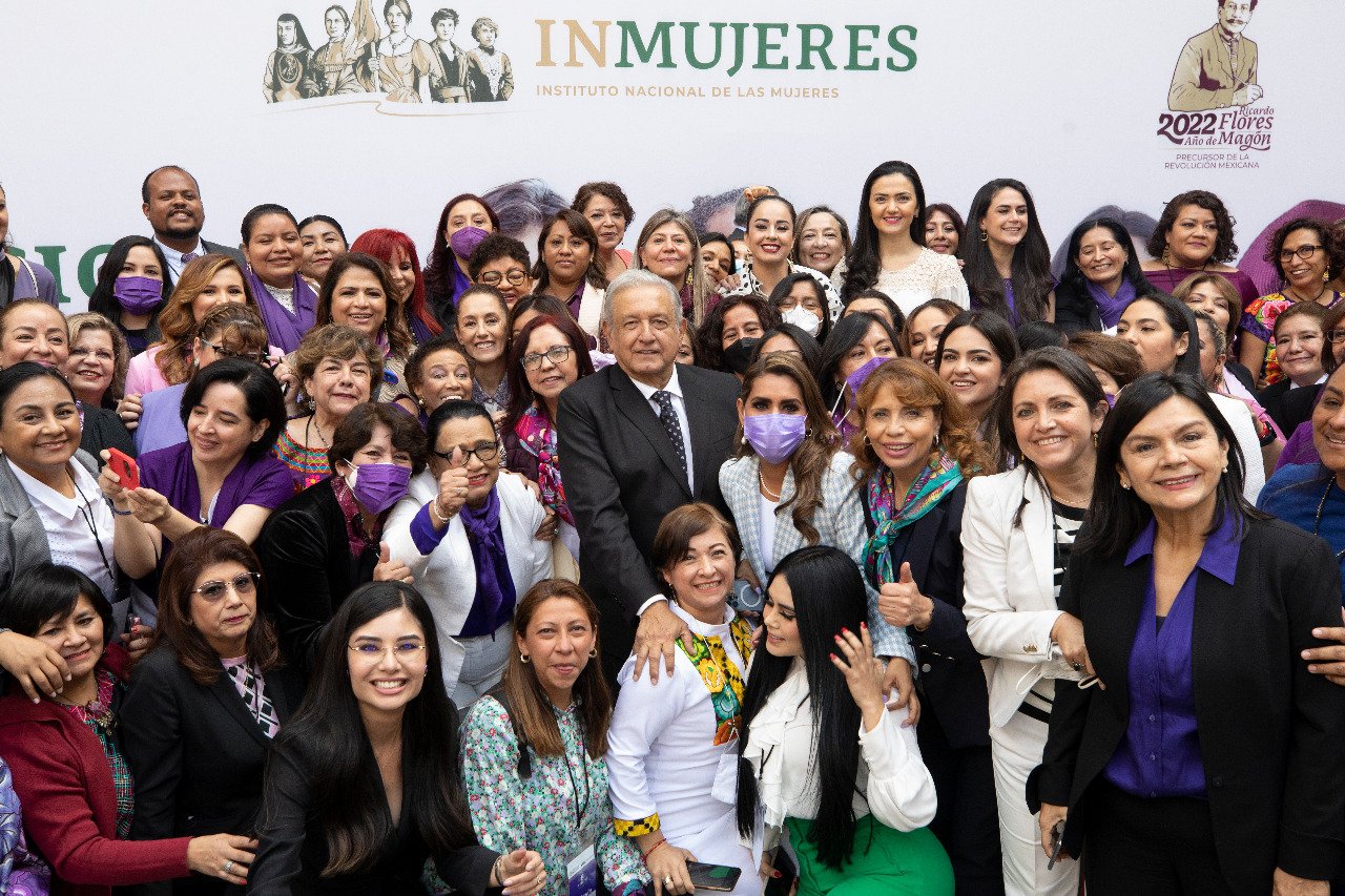 Crónica. Mujeres arropan a AMLO en el 8M con porras, abrazos, "foto, foto" y saludos a Beatriz 