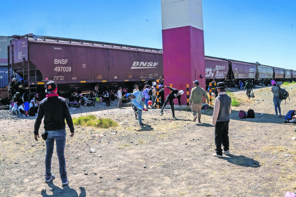 Suman migrantes 3 días varados en camino a EU en Zacatecas