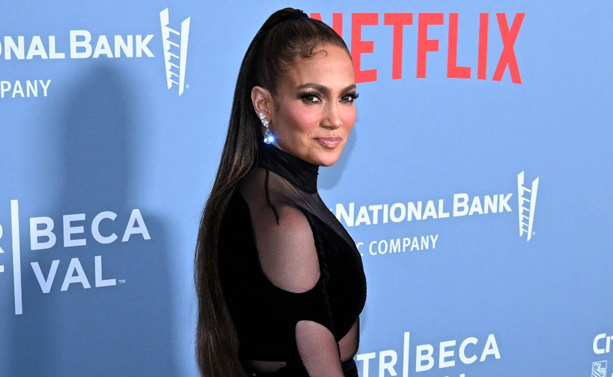 Jennifer Lopez deslumbra con sus curvas en vestido con transparencias