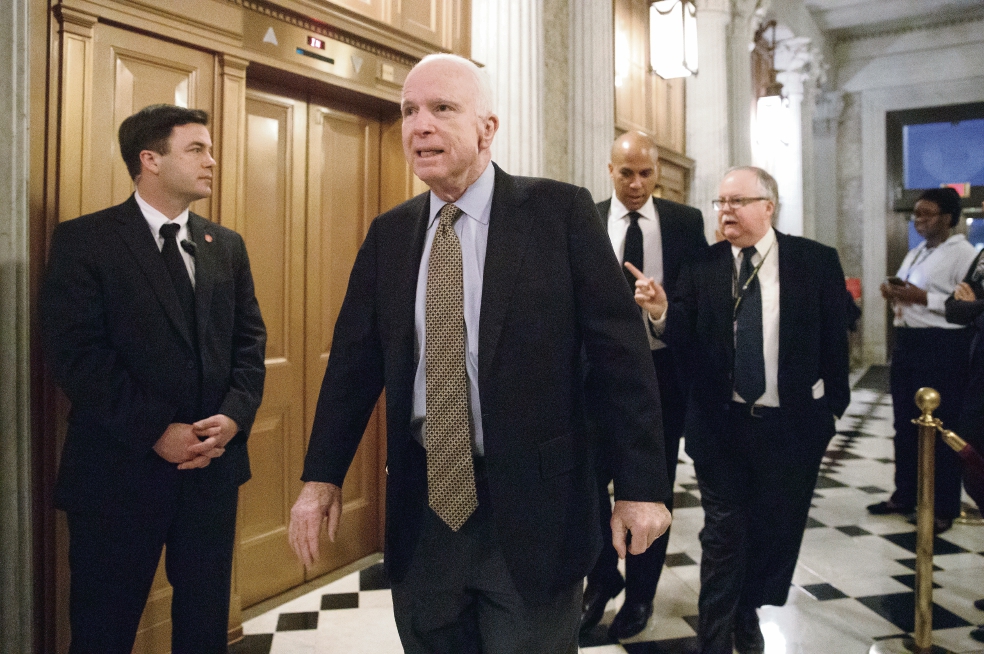 McCain se pronuncia en contra del muro de Trump 