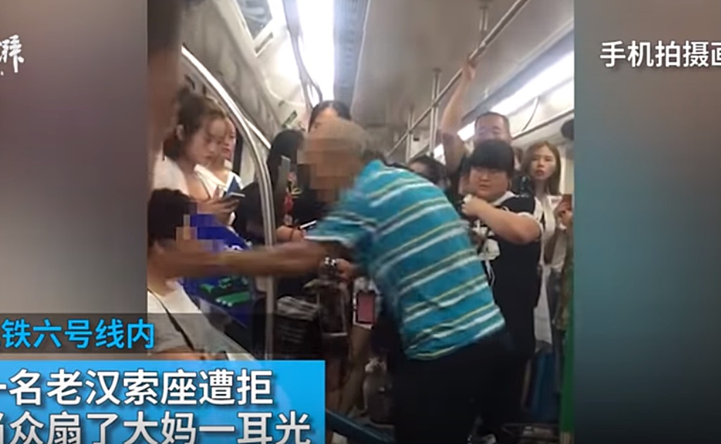 Video. Anciano en China cachetea a mujer por no cederle su asiento en el metro