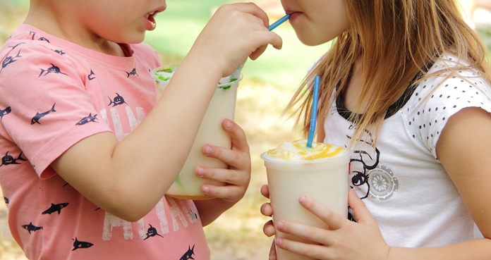 Un plan para que los niños de EU eviten las bebidas azucaradas