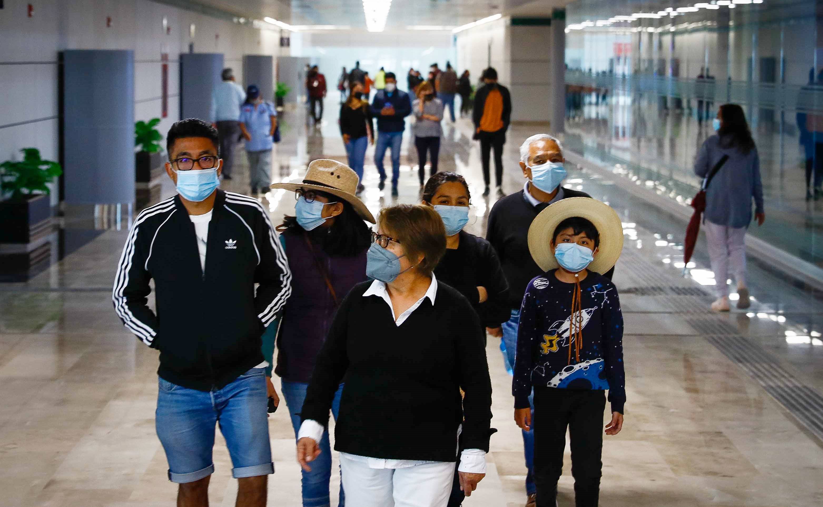 Pocos vuelos; muchos turistas en el AIFA