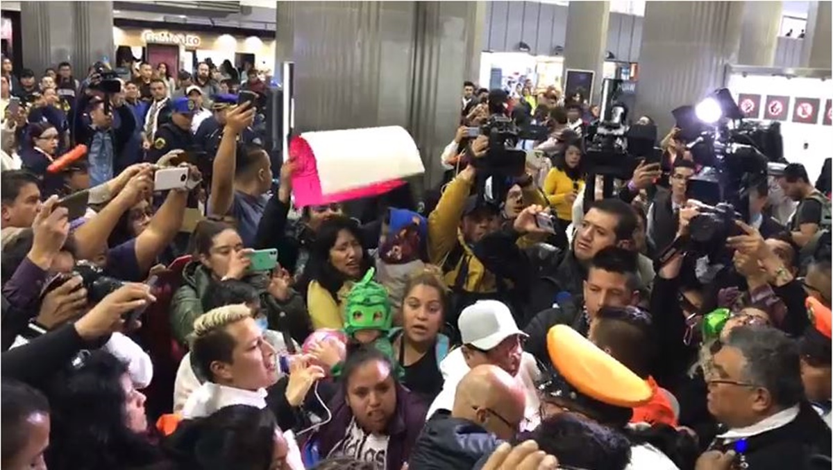 Padres de niños con cáncer intentan tomar pistas del Aeropuerto; se los impiden a empujones 