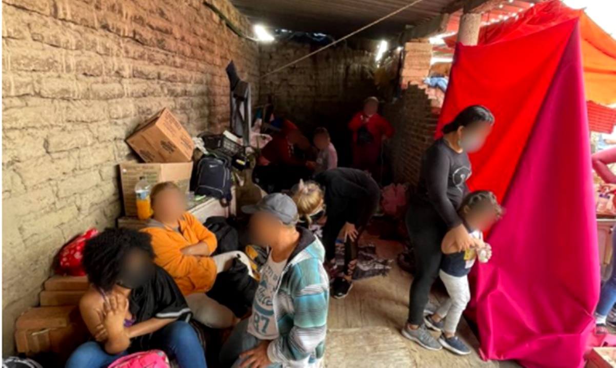 Rescatan a 133 migrantes hacinados en una casa en Puebla; 45 son menores de edad