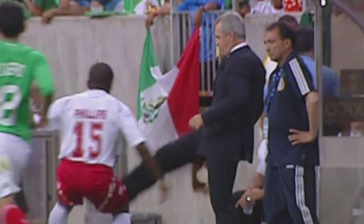 Aficionados recordaron la vez que Javier Aguirre pateó a un rival panameño dirigiendo a México
