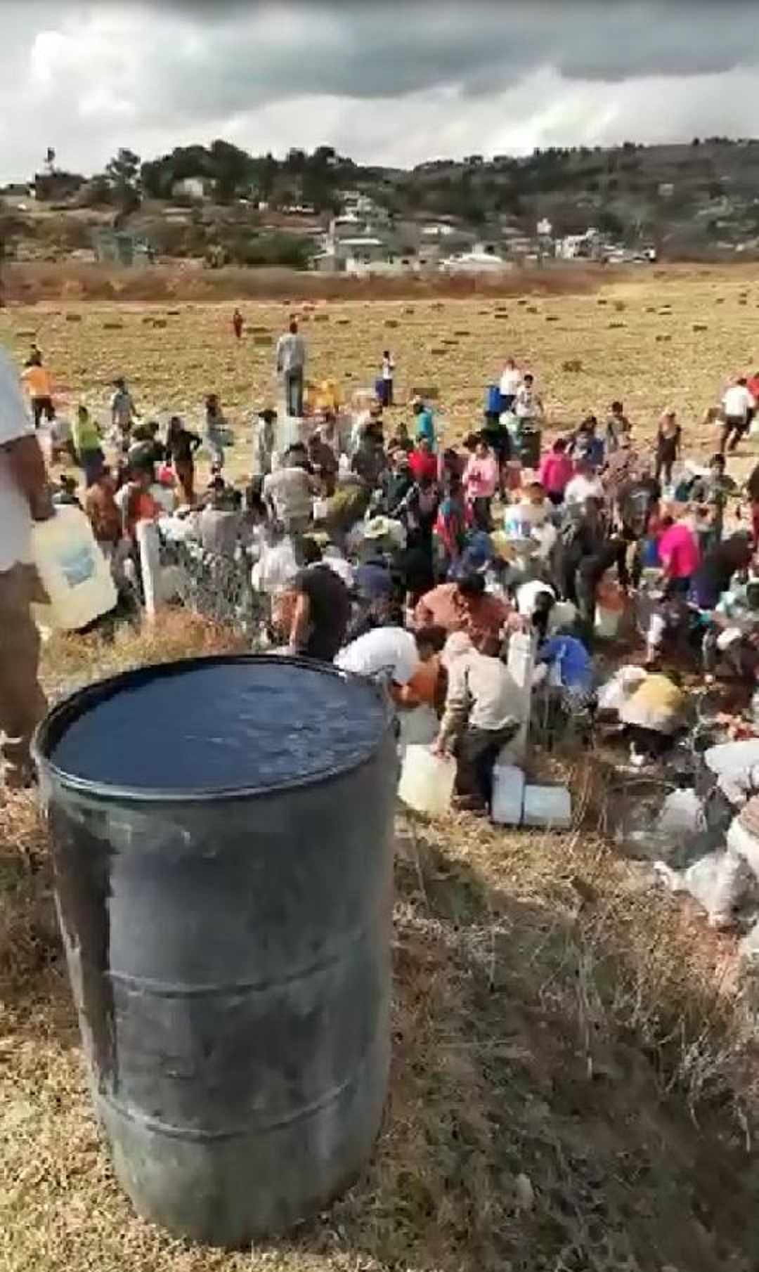 Captan a pobladores de Acambay "ordeñando" toma clandestina