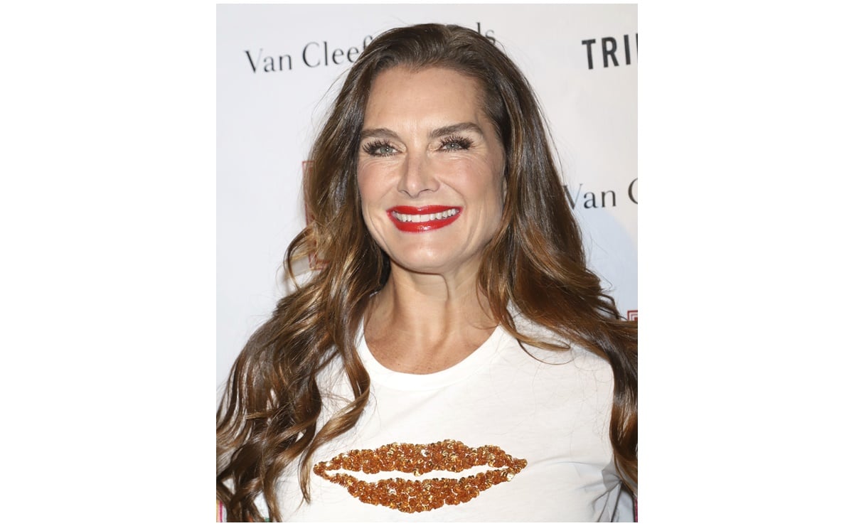 Brooke Shields muestra su belleza y posa topless a los 56 años 