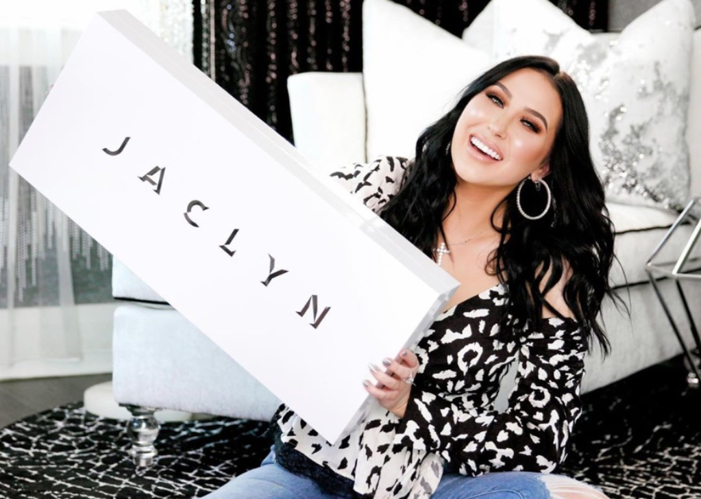 La youtuber Jaclyn Hill es criticada en redes sociales por su línea de maquillaje
