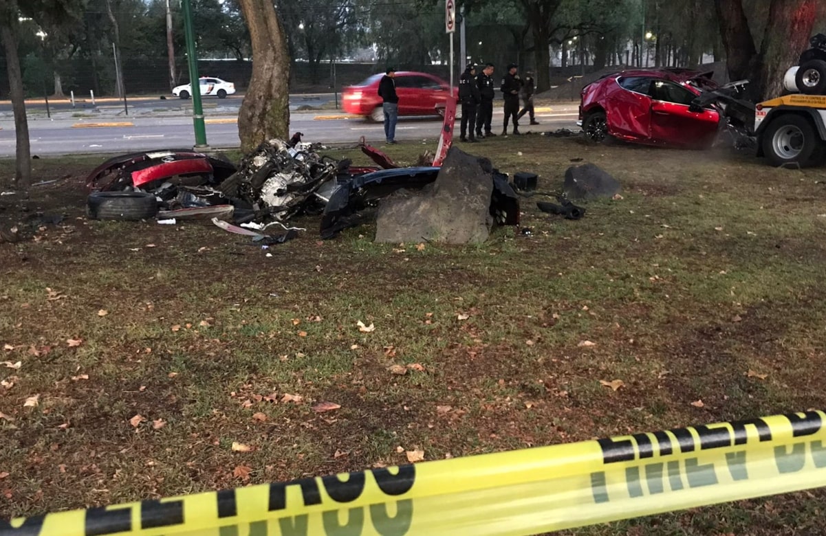 Hombre muere al impactar su auto deportivo contra roca frente a Ciudad Universitaria 