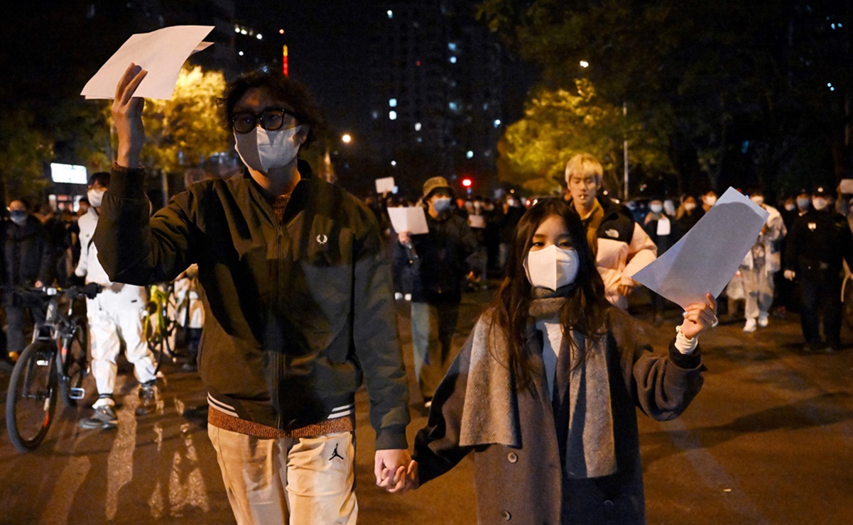 ¿Por qué los manifestantes sostienen papeles blancos en las protestas en China?