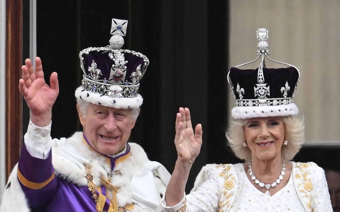 El rey Carlos III y Camila saludan desde el balcón del palacio de Buckingham junto a la familia real, sin Harry y Andrés