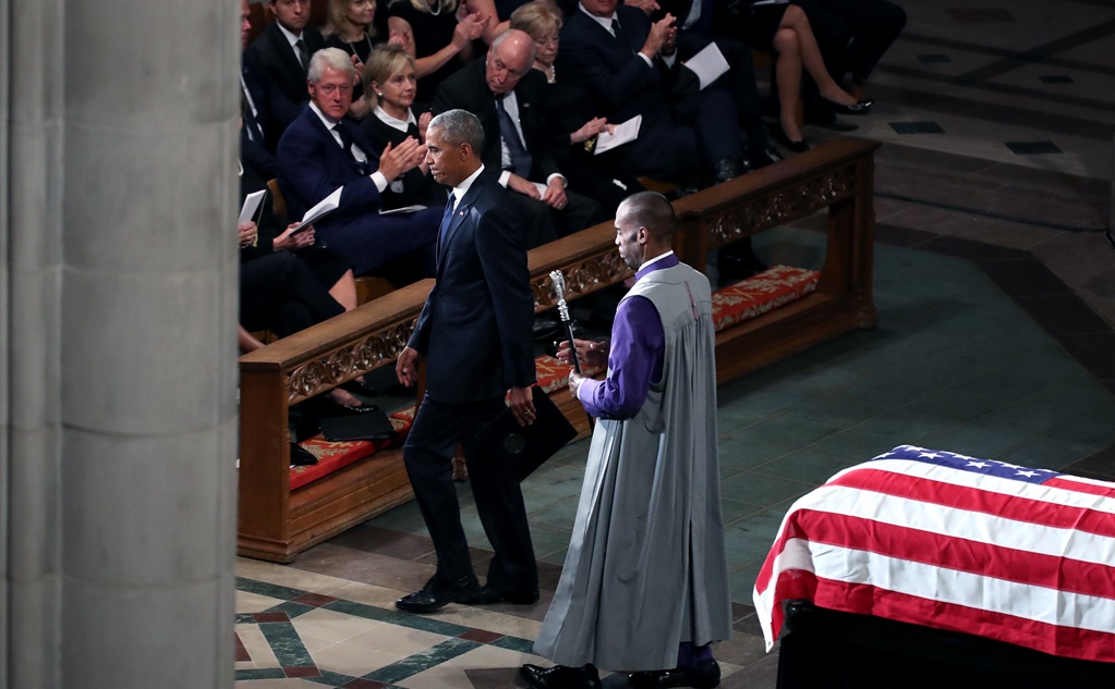 Obama y Bush honran a McCain en funeral; Meghan McCain cuestiona a Trump