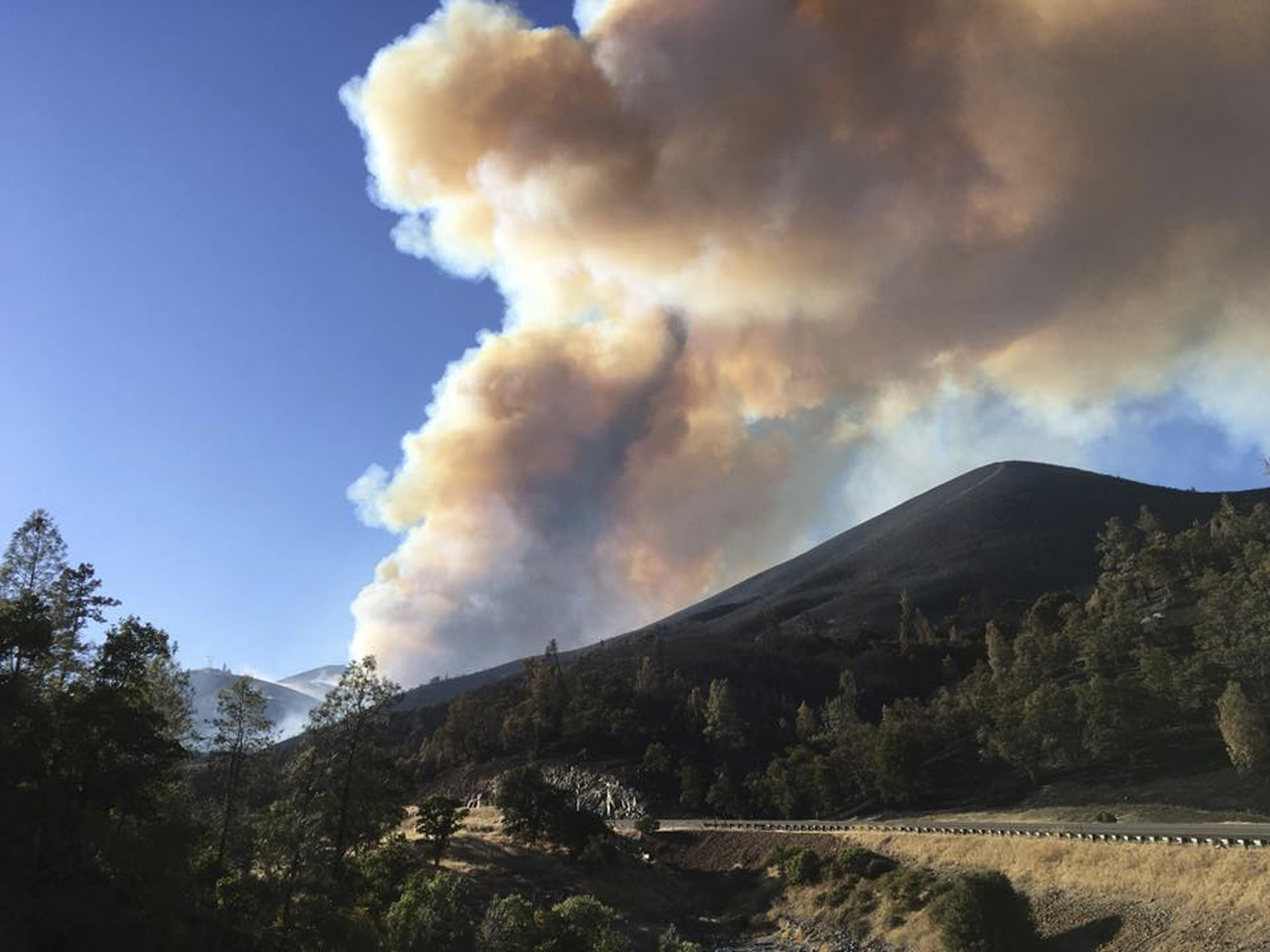 Incendios forestales "fuera de control" azotan California; evacuan a miles de personas