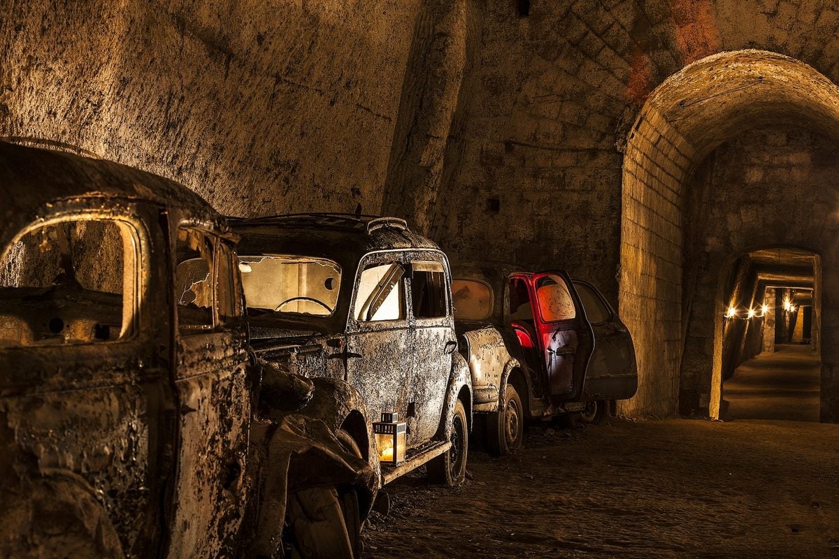 El túnel secreto que guarda cientos de autos abandonados en el olvido