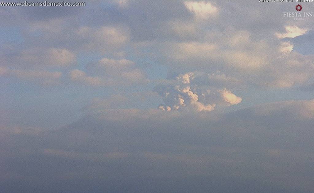 Volcán de Colima lanza fumarola de 2.8 km con ceniza