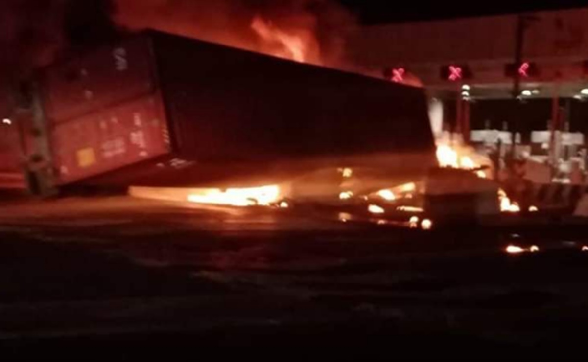 Tras choque y volcadura tráiler se incendia en caseta de la autopista México-Puebla