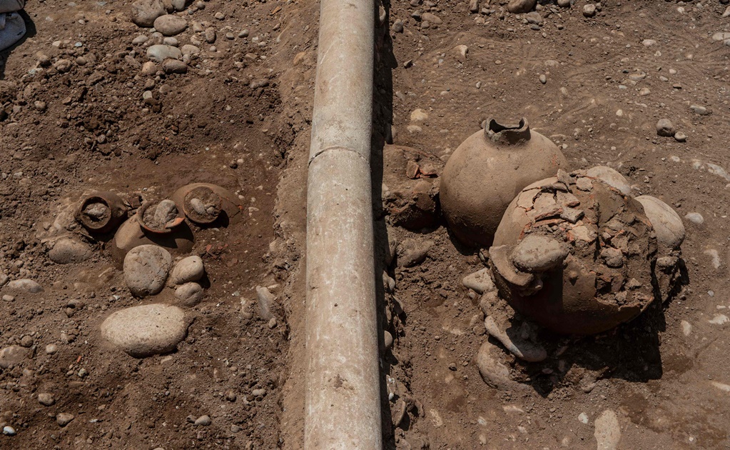 Hallan restos de un cementerio prehispánico bajo una calle de Lima, Perú