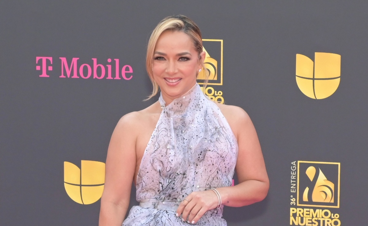 Adamari Lopez enamora con vestido lila de tela traslúcida y piernas descubiertas en los Premios Lo Nuestro