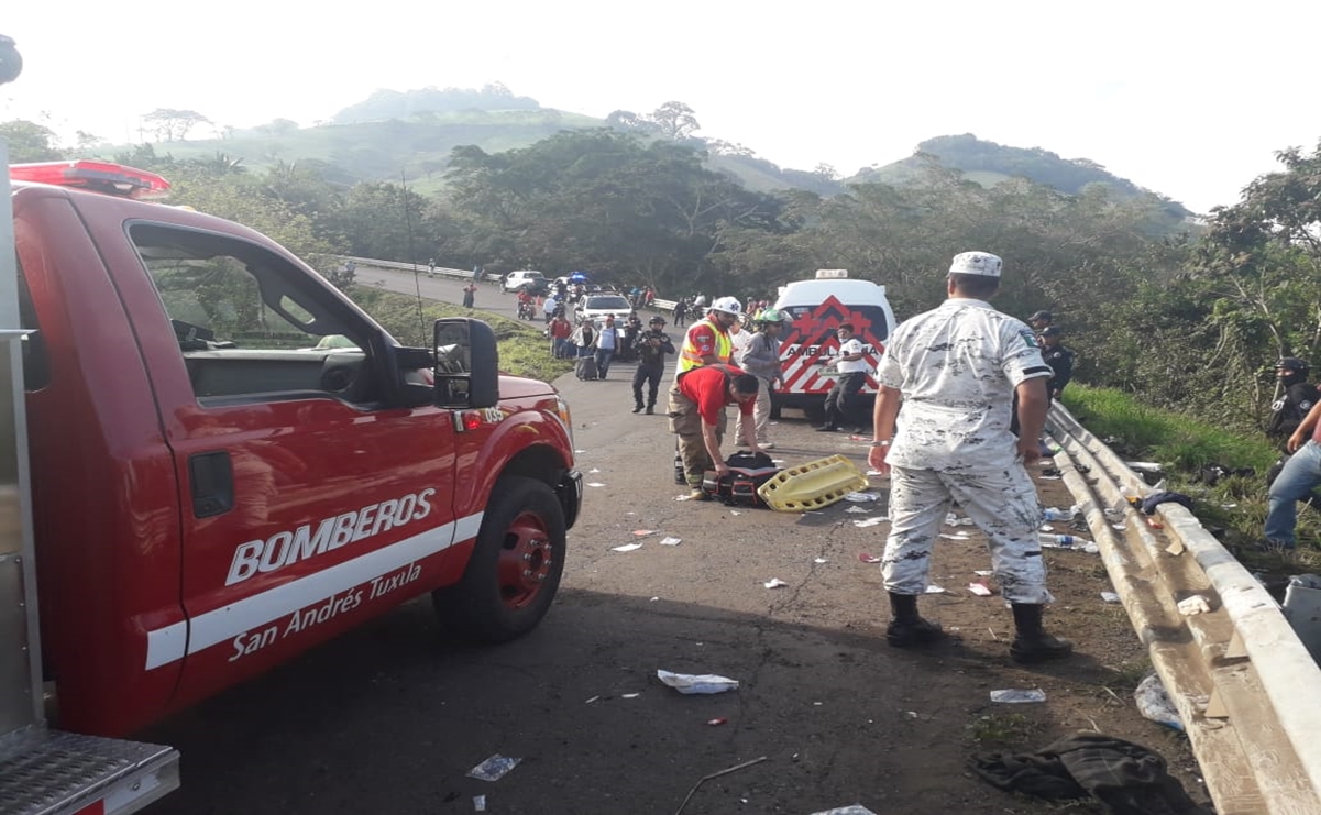 Vuelca camión con migrantes en Veracruz; hay un muerto y 45 heridos 