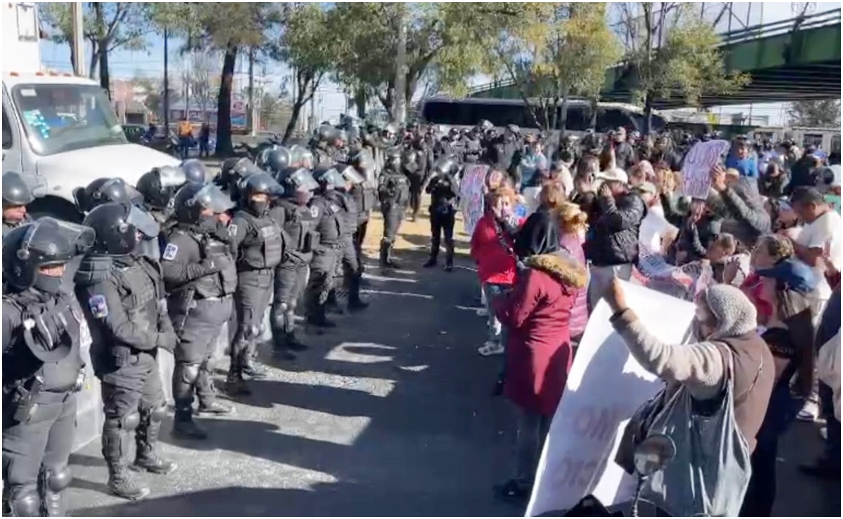 Familiares bloquean vialidad para exigir liberación de cuatro detenidos por balacera en Rojo Gómez