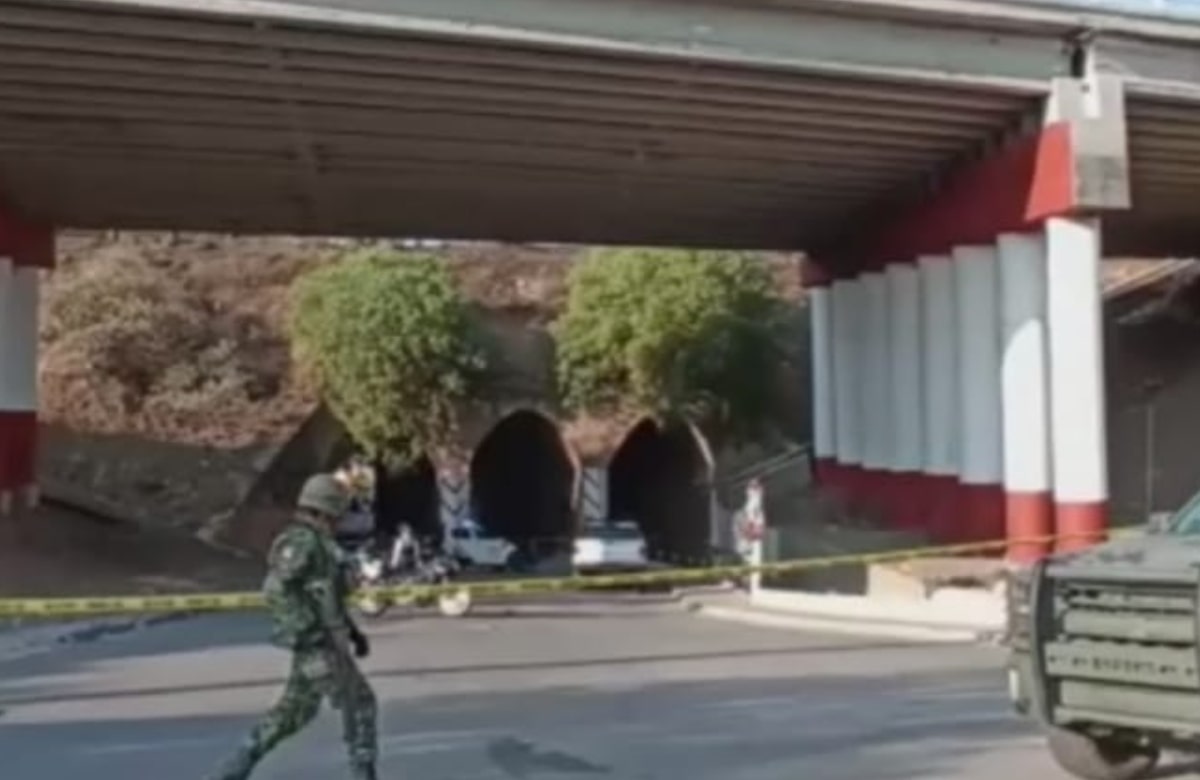 Dejan el cadáver de un hombre colgado en puente de Zacatecas