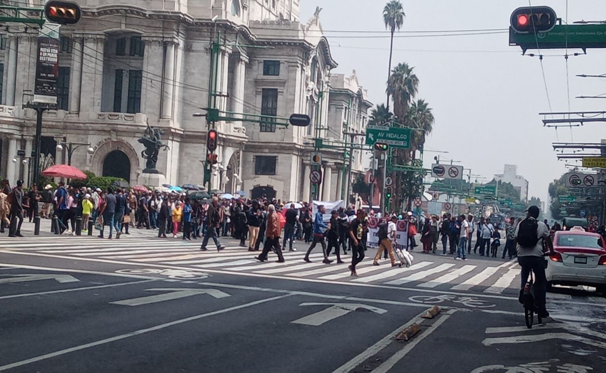 Ex trabajadores de la extinta Ruta 100 bloquean Eje Central y marchan al Zócalo; exigen pago de finiquito