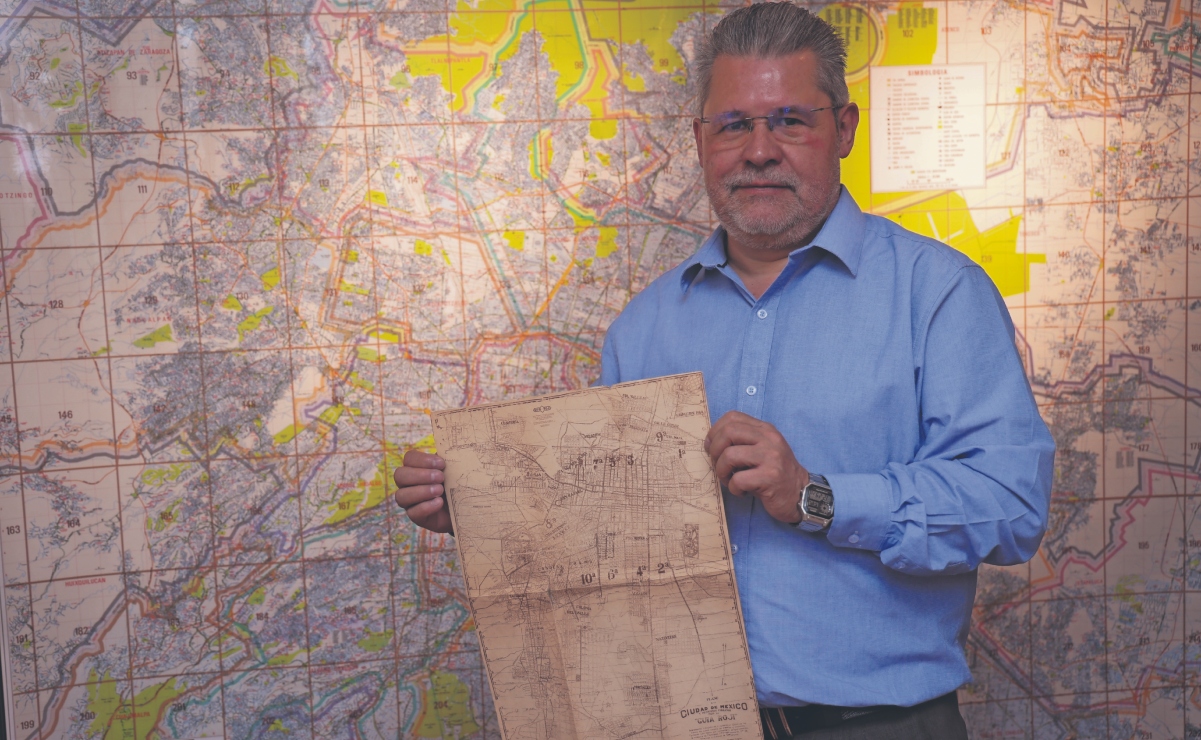 Recorrido y entrevista con Joaquín Palacios Roji, dueño de la Guía Roji , que esté año edita un nuevo volumen de la revista de mapas, en delfín Madrigal número 70. Foto: Fernanda Rojas/ EL UNIVERSAL