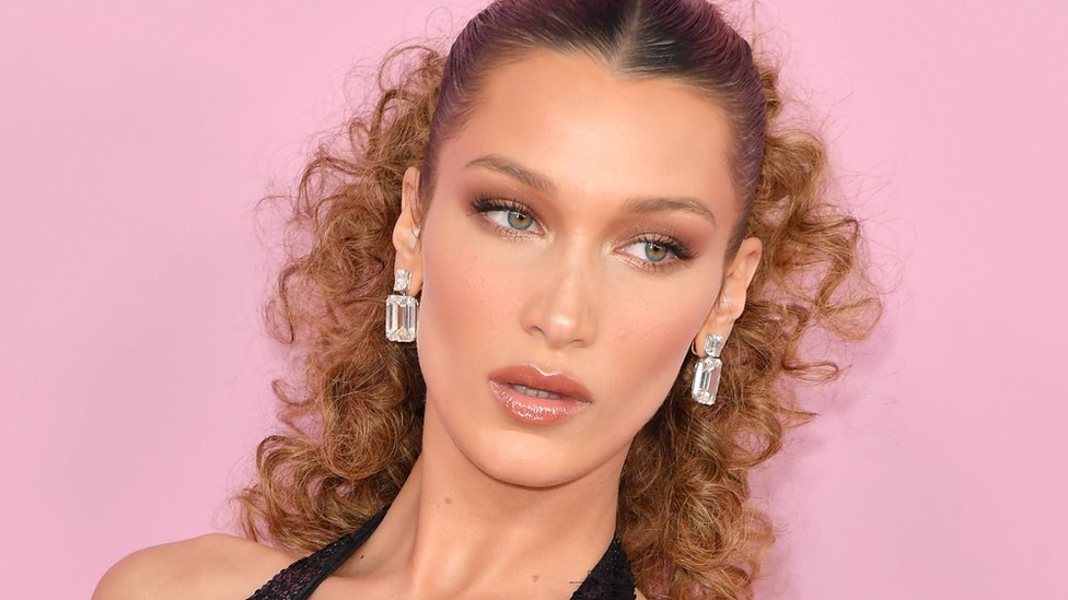 Con foto de una bota, Bella Hadid causa indignación entre los árabes