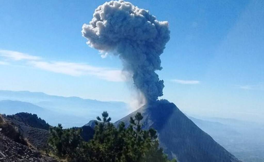 Volcán de Colima lanza fumarola de dos kilómetros