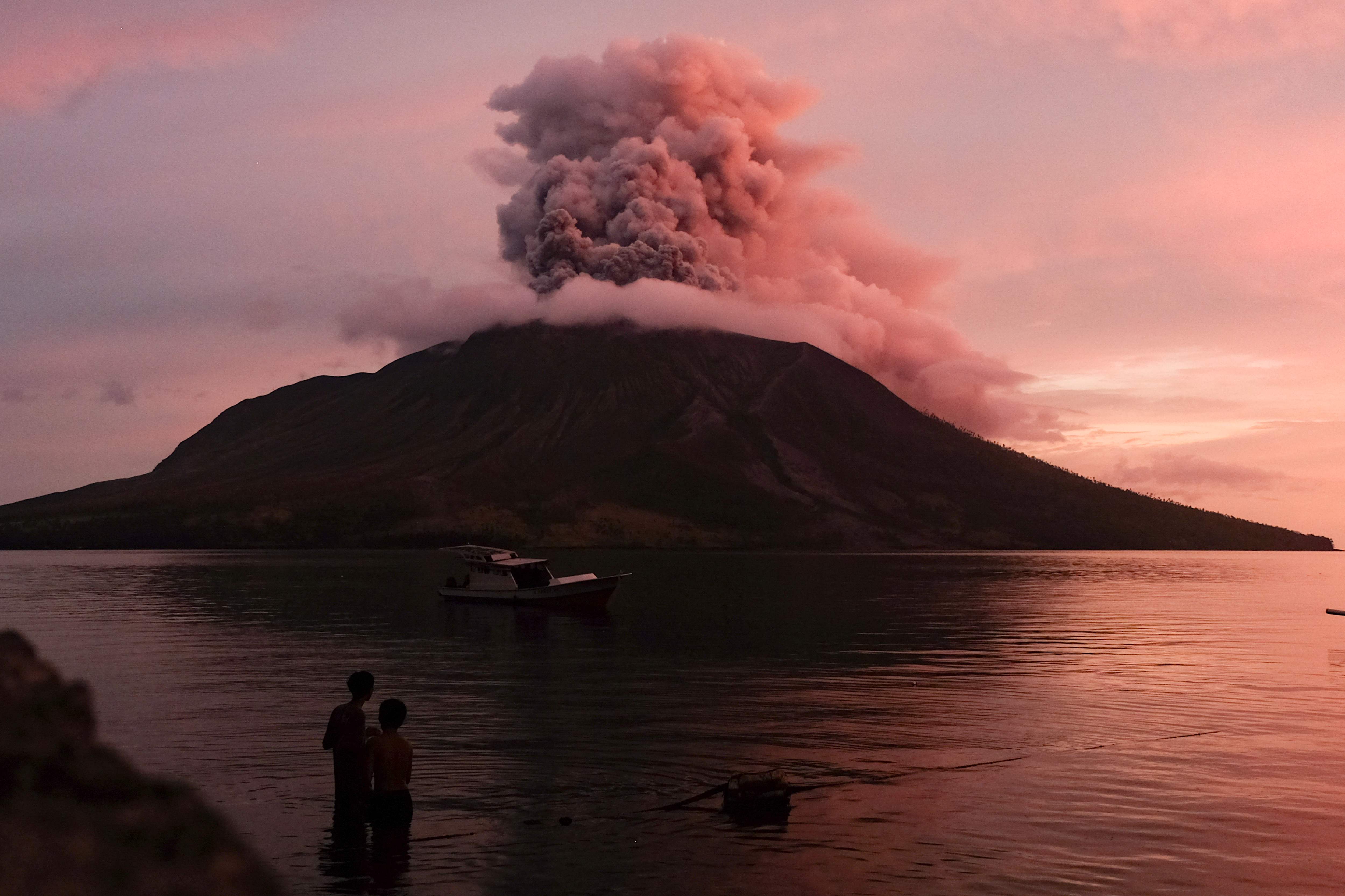 ¡Alerta roja! Volcán Ruang en Indonesia entra en erupción, desalojan a miles. VIDEO