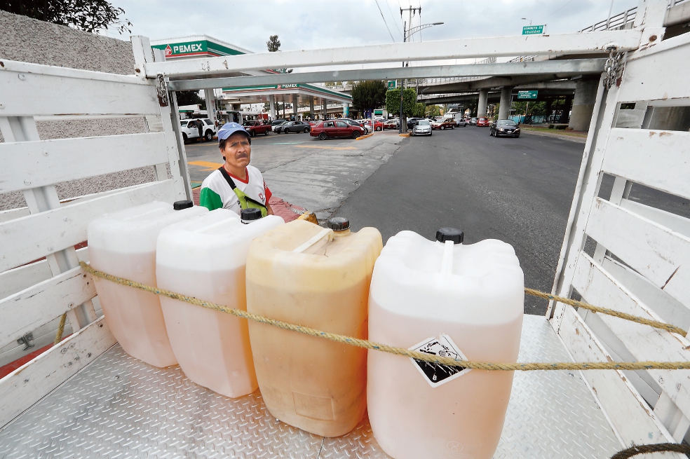 Se surten hasta con bidones por gasolinazo