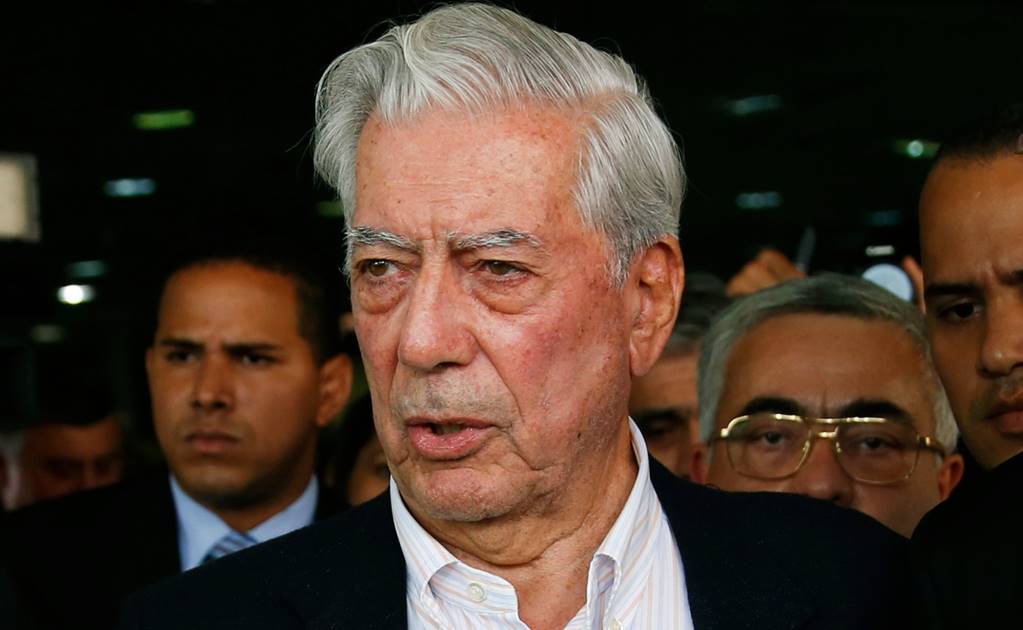 Mario Vargas Llosa es dado de alta; "ya está recuperado" de Covid-19, afirma su hijo