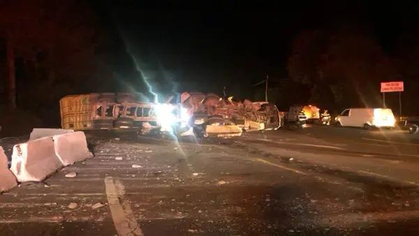 Cierran tramo en la México-Toluca por volcadura de tráiler