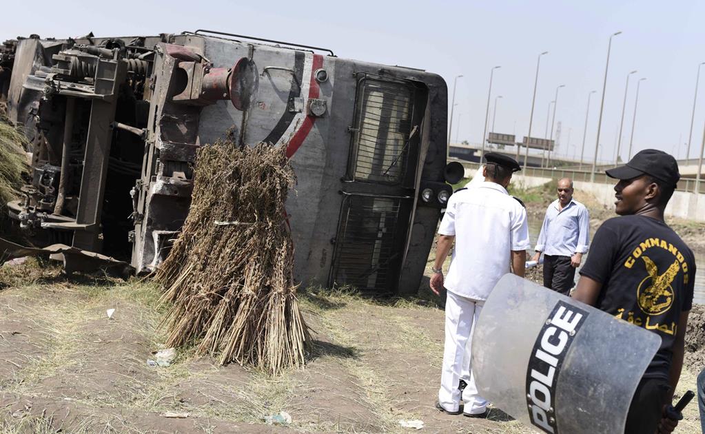 Mueren cinco personas tras volcar tren en Egipto 