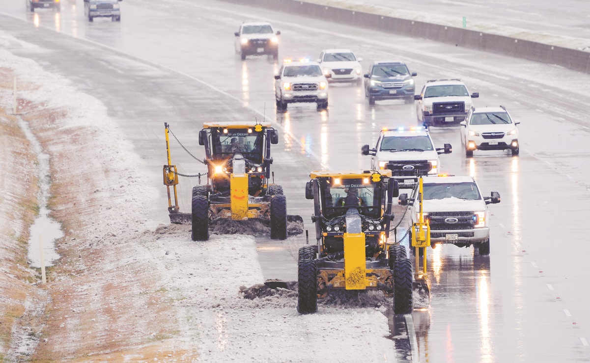 Tormenta invernal deja sin luz a Texas; cancelan miles de vuelos