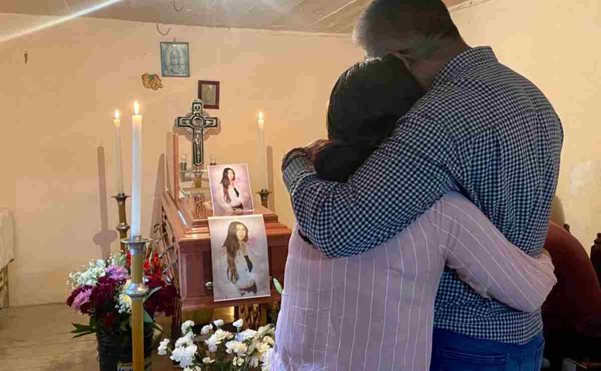 Con velas y oraciones, familiares despiden a Montserrat, víctima de feminicidio en la MH